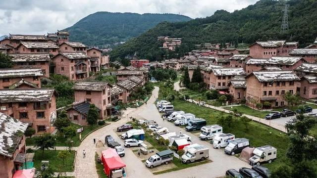 7月19日，贵州省六盘水市水城区海坪彝族文化小镇房车基地一隅 陶亮 摄