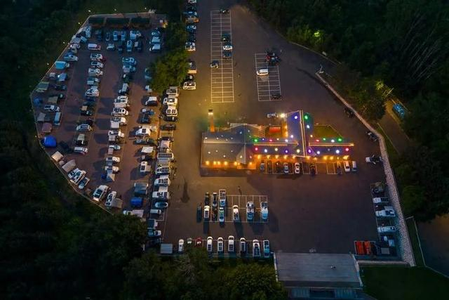 黑龙江伊春，7月11日拍摄的游客将车停靠在兴安国家森林公园房车营地。新华社记者 张涛摄