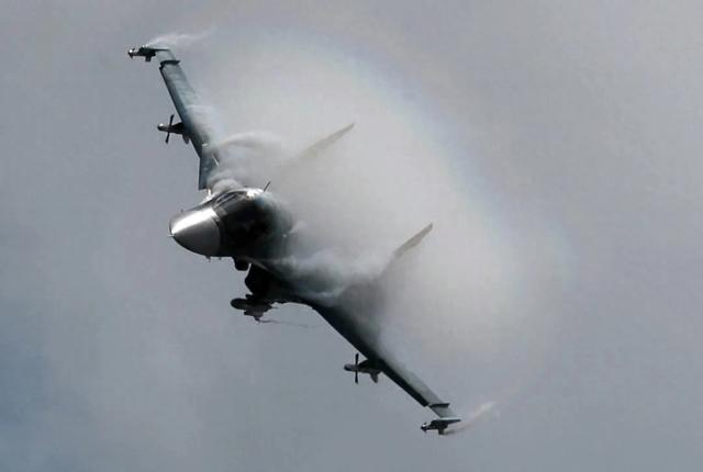 资料图片：苏-34战斗轰炸机。新华社/俄新社