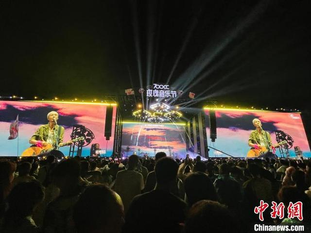 沈阳玫瑰音乐节10日在沈阳和平杯世界足球公园浪漫开唱。李晛 摄