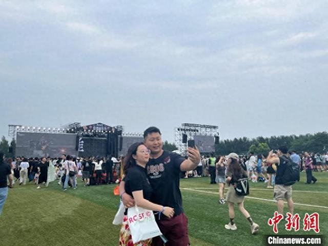 沈阳玫瑰音乐节10日在沈阳和平杯世界足球公园浪漫开唱。李晛 摄