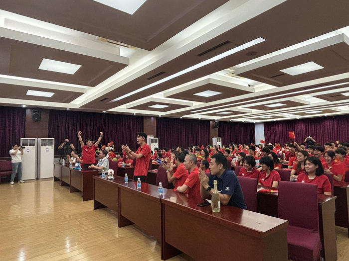 8月10日晚，木樨园体校100余人见证曹缘摘金。新京报记者 徐邦印 摄
