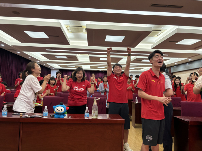 曹缘夺冠后，北京跳水队主教练王霄松高举双拳庆祝。新京报记者 徐邦印 摄