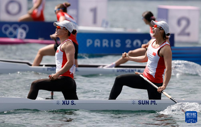 8月9日，中国组合徐诗晓（左）/孙梦雅在比赛后。新华社记者 沈伯韩 摄