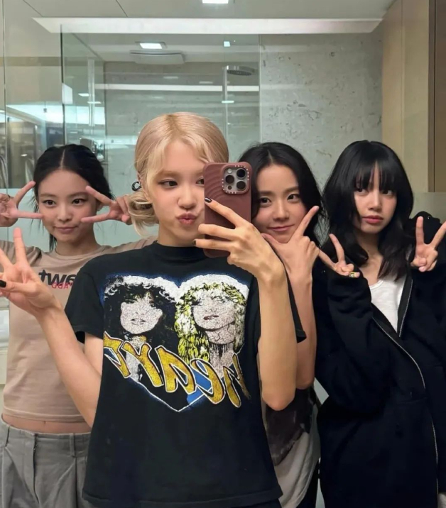 lisa上身国潮!时隔11个月「blackpink」集体自拍来了.