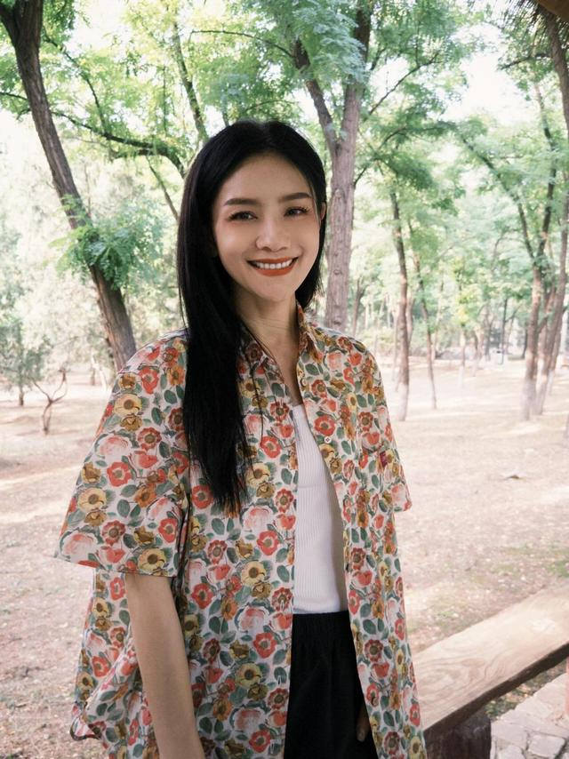 48岁胡可带火了一种新穿法:花衬衫 短裤和25岁没变化,洋气减龄