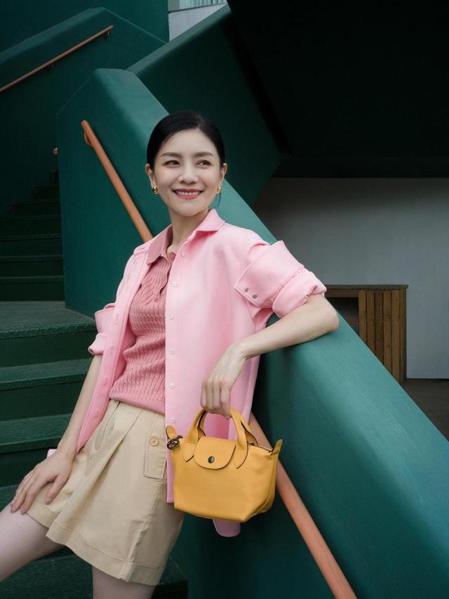 48岁胡可带火了一种新穿法:花衬衫 短裤和25岁没变化,洋气减龄