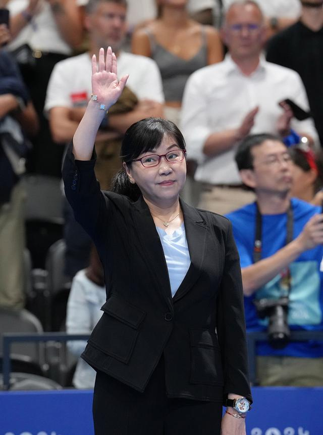 8月3日，颁奖嘉宾、世界泳联副主席周继红在颁奖仪式上。新华社记者 杜宇 摄