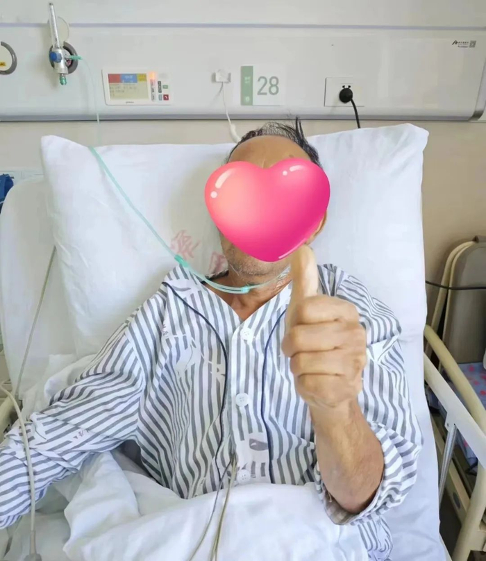 忠先生给医护人员竖起大拇指。图源：浙大一院