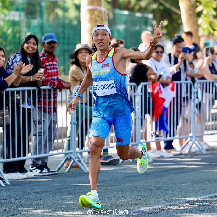 2024巴黎奥运会田径女子马拉松 图1最前面出场的是两位蒙古运动员