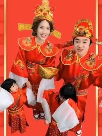 王祖蓝李亚男 一家四口前来给大家送上新年祝福