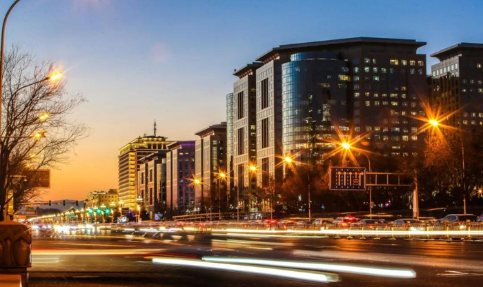 繁忙的长安街映照在霞光下。摄/北京日报记者 武亦彬