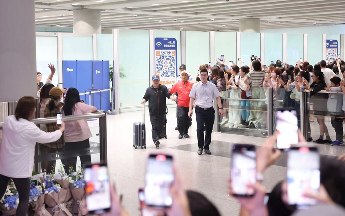 中国乒协主席刘国梁率先出现在国际到达口。  新京报记者 王飞 摄