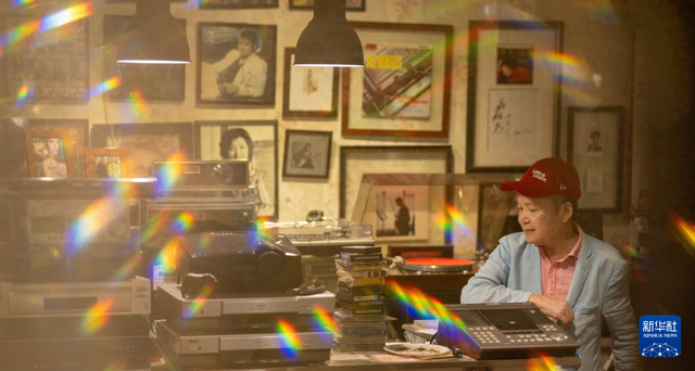 4月26日，邓汉深在唱片博物馆欣赏音乐。新华社记者 朱炜 摄