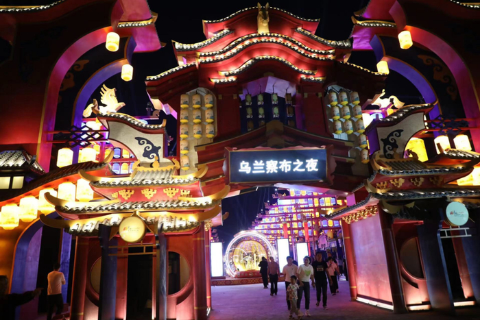 图为“乌兰察布之夜”主题街区。