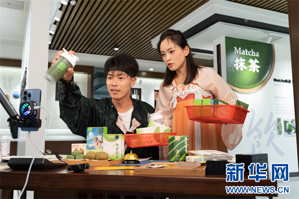   贵茶集团网络达人在直播带货。新华网发（刘德文 摄）