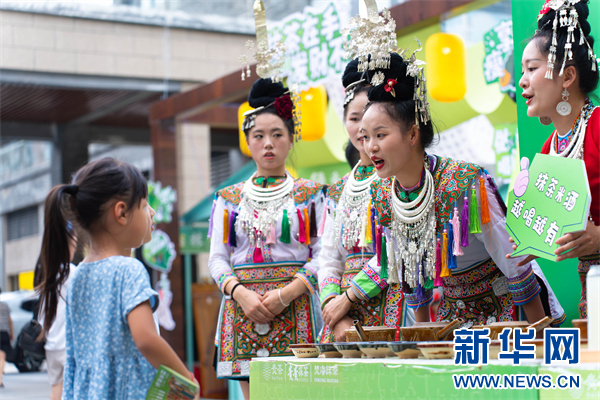   活动人员与游客互动。新华网发（刘德文 摄）