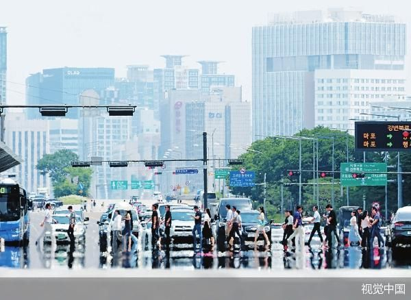 韩国首尔街头的行人。视觉中国/图