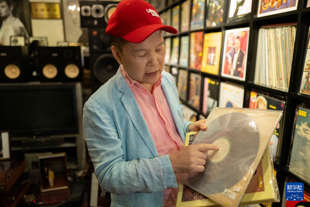 4月26日，邓汉深在唱片博物馆介绍唱片。新华社记者 朱炜 摄