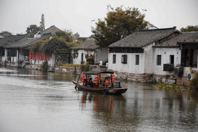 震泽古镇如今古色故乡的"千灯",其实曾是个战场,名曰"千墩",它也是