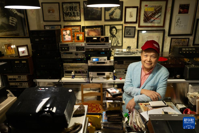 4月26日，邓汉深在唱片博物馆接受采访。新华社记者 朱炜 摄