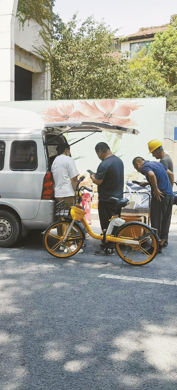             流动盒饭摊位生意不错，车内还有啤酒、矿泉水等售卖          