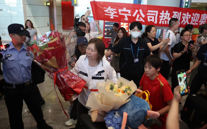 跳水奥运冠军全红婵受到热烈欢迎。 新京报记者 王飞 摄