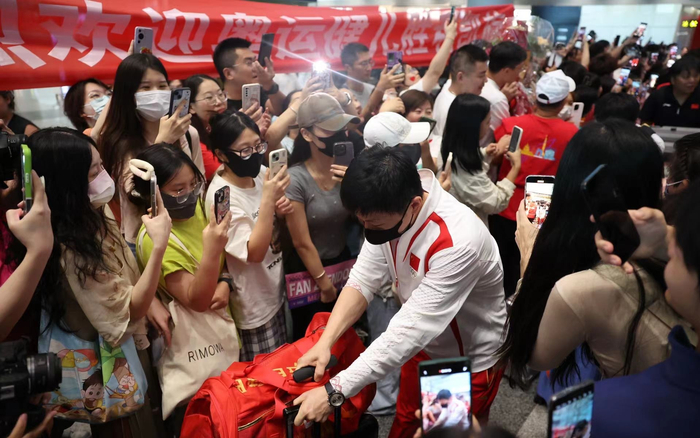 奥运“六金王”、北京队员马龙被“包围”了。  新京报记者 王飞 摄