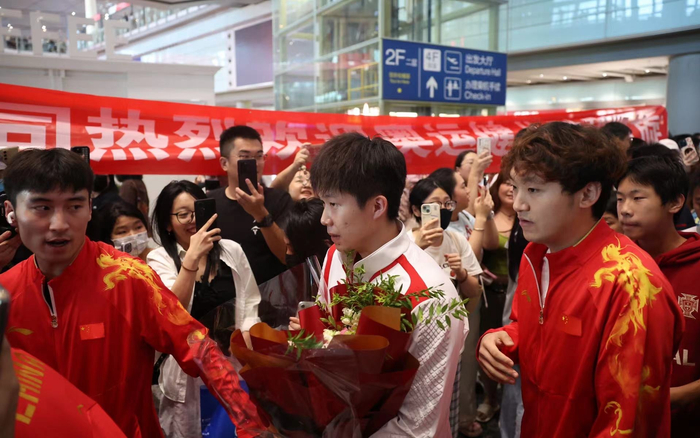 北京队员王楚钦获得巴黎奥运会乒乓球混双、男团两枚金牌。  新京报记者 王飞 摄