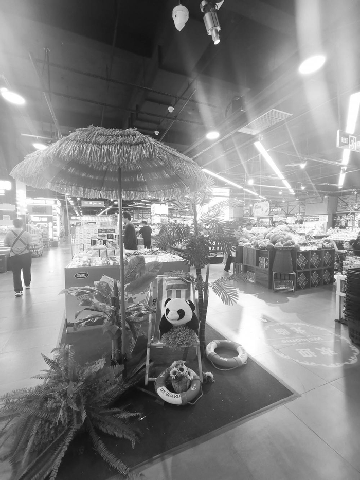 　　▲图为一家超市设置的童趣熊猫主题场景。