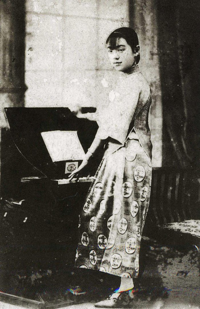 1920年前后，中国年轻女性的穿着。