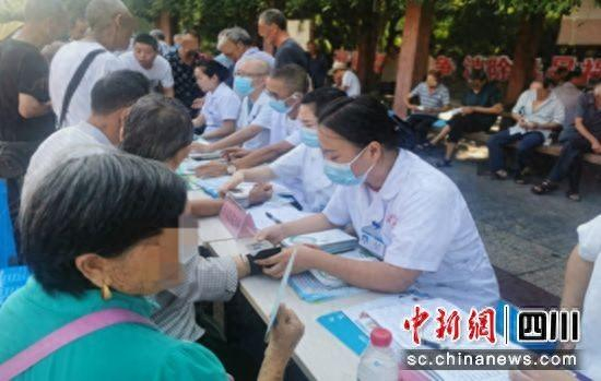 义诊现场。沿滩融媒 供图