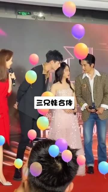 三兄妹齐聚一堂,以家人之名义,宋威龙倾身聆听谭松韵的话语,真是温馨