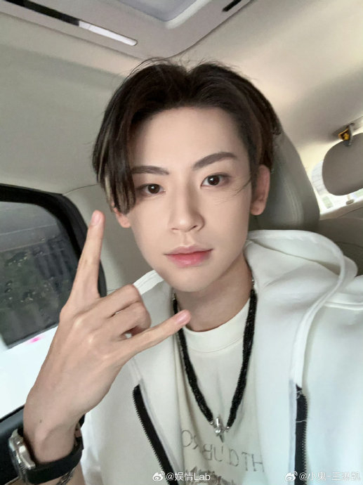 小鬼-王琳凯 上班自拍照96 果然长得精致的人不用在意拍照角度