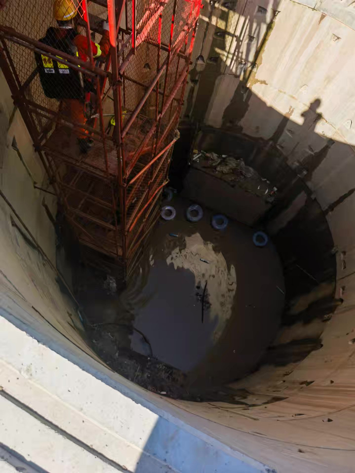 救援人员背着BG4前往地下管道救援。图片来源：受访者供图