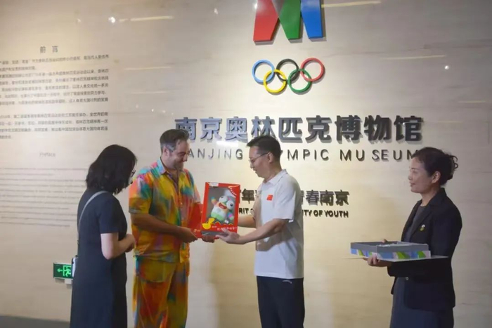 Bilingual | 推动中法艺术合作，巴黎奥运会海报设计师乌戈·加托尼来南京参访|乌戈·加托尼|巴黎奥运会|南京|残奥会|中法|巴黎|乒乓 ...