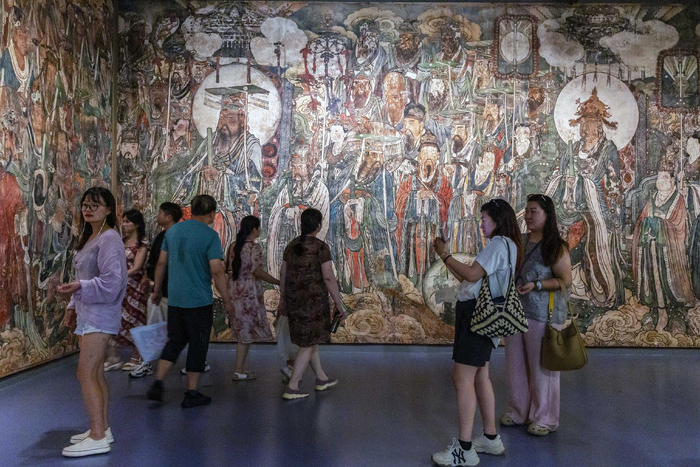 2024年7月19日，山西省运城市，游客在博物馆参观游览，感受华夏历史文化魅力。视觉中国 图