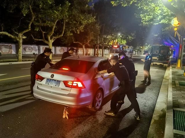 设卡盘查 守护平安 铜川印台公安分局巡特警组织开展夜间设卡盘查工作