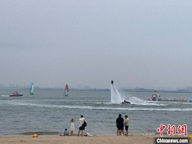 8月12日，厦门环东滨海旅游浪漫线上，游人前来体验水上运动项目。 中新社记者 商永 摄