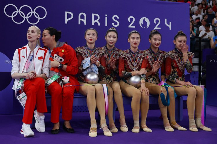 闭幕式拿着中国国旗的白发美女是谁?神似精灵女王的俄罗斯教练