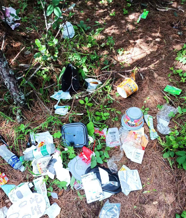 游客走后垃圾遍地。图/受访者社交平台