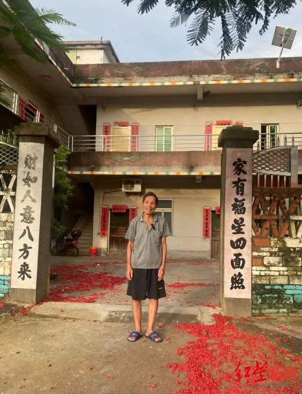 全红婵的爷爷全国桐在小院门口。图源：红星新闻
