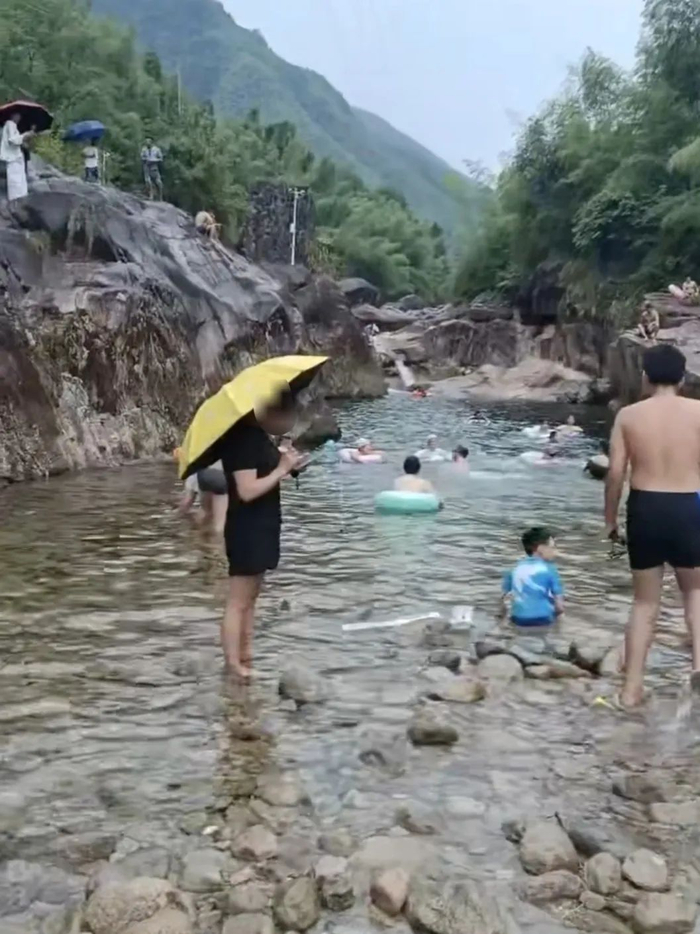 ▲此前有不少家长带着孩子来事发地游玩（视频截图）。