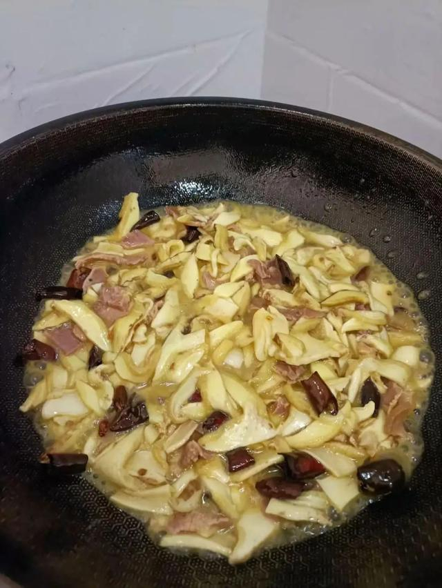 野生菌被做成菜。图/受访者提供