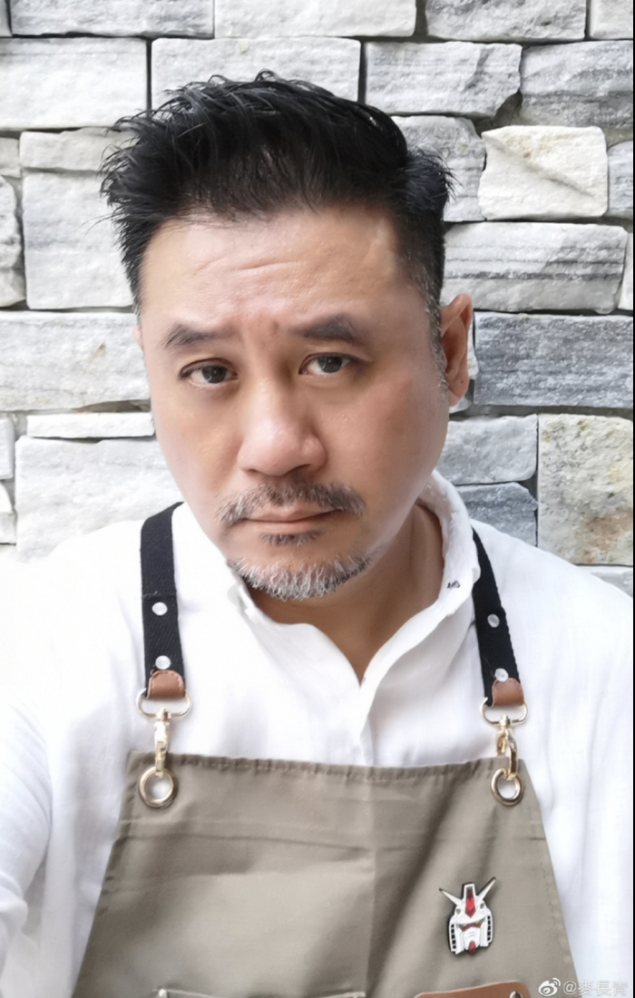 麦长青在中学毕业后参加了tvb举办的《超级新星选举》,落选后加入了