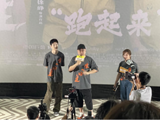 导演兼主演徐峥、演员邬家楷出席《逆行人生》杭州路演