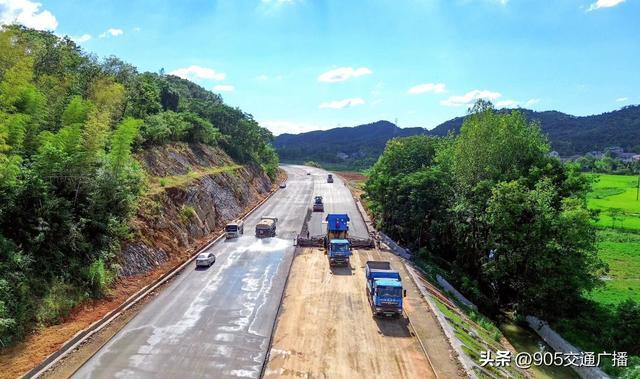 107国道湖北赤壁段改扩建项目11座桥梁472片预制梁架设全部完成