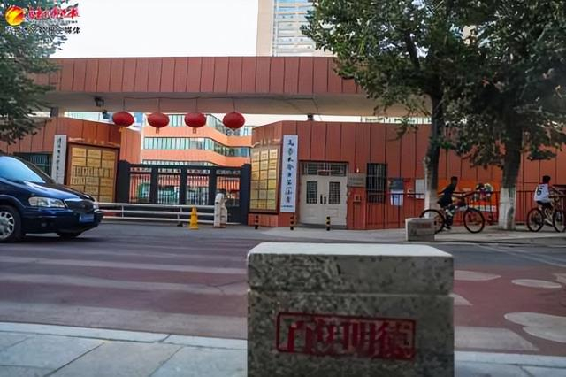 　　位于明德路的百年老校乌鲁木齐市第一小学校门口。（8月13日摄）记者米热扎提·木塔力甫摄