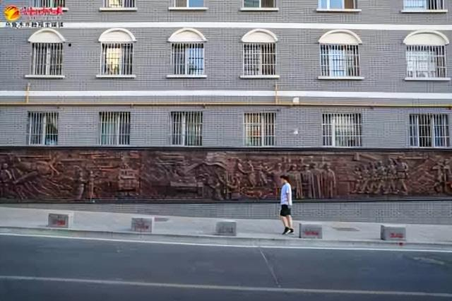 　　位于明德路的新疆和平解放浮雕，由四个主题故事背景组成。（8月13日摄）记者米热扎提·木塔力甫摄