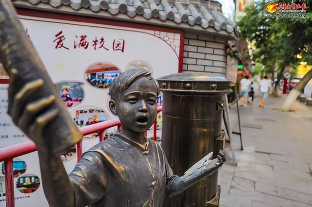 　　位于明德路的“小报童“卖报”声中迎解放”主题的雕塑。（8月13日摄）记者米热扎提·木塔力甫摄